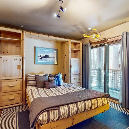 Tastefully-Updated, Classic Tahoe Family Home Тракі Екстер'єр фото